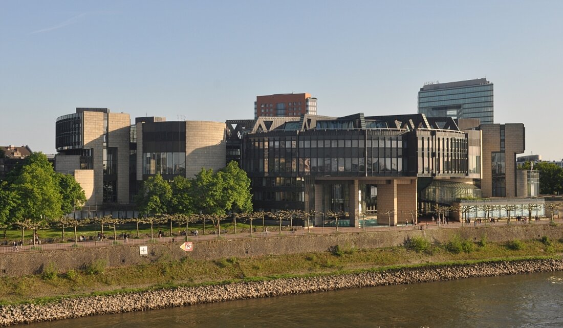 Zu sehen ist das Düsseldorfer Landtagsgebäude und davor der Rhein.