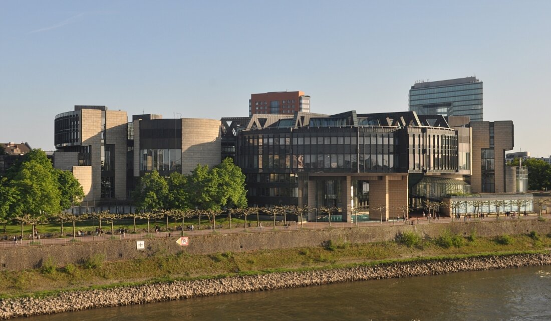 Heute sitzt der Landtag in seinem eigenen Gebäude am Rhein. (Foto: Andreas Meske) Zu sehen ist das Düsseldorfer Landtagsgebäude und davor der Rhein.