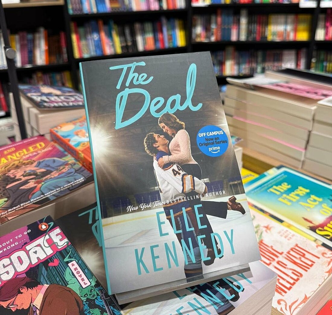 Zu sehen ist das Buch "The Deal" von Elle Kennedy