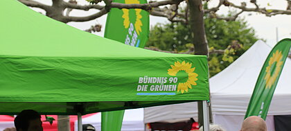 Ein Stand der Partei "Die Grünen" auf einer Wahlkampfveranstaltung