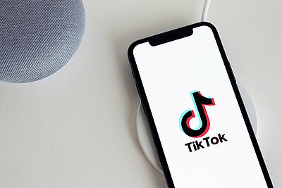 Die App TikTok auf dem Handy.