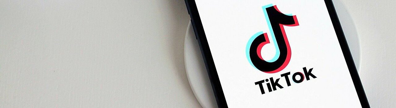 Symbolbild (Foto: pixabay - antonbe) Die App TikTok auf dem Handy.