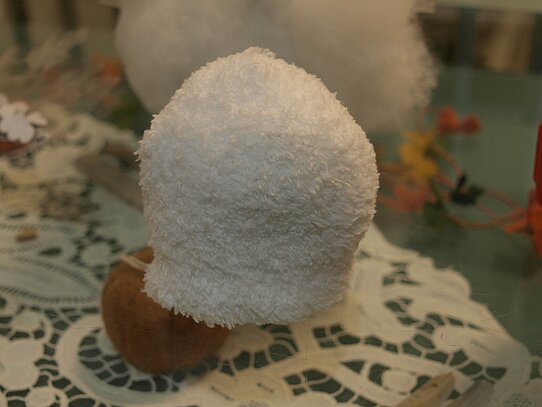 Eine mit Füllwatte gefüllte weiße Socke in runder Form.