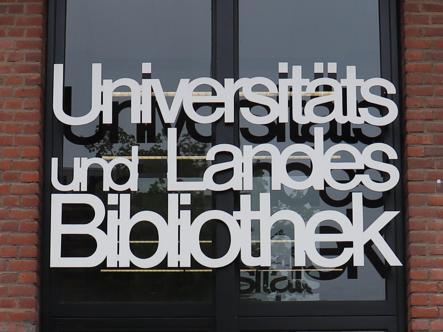 Die Universitäts- und Landesbibliothek Düsseldorf (Foto: Andreas Meske) Zu sehen ist der Schriftzug über dem Eingang der ULB.