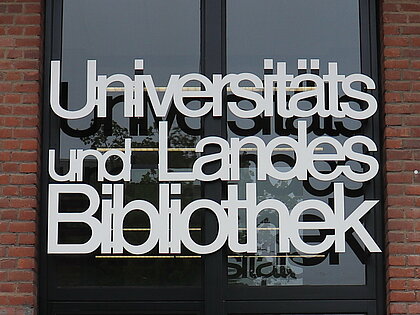 Zu sehen ist der Schriftzug über dem Eingang der ULB.