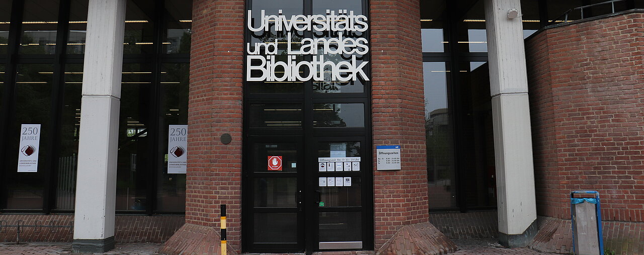Zu sehen ist der Eingang der ULB auf dem Campus der HHU.