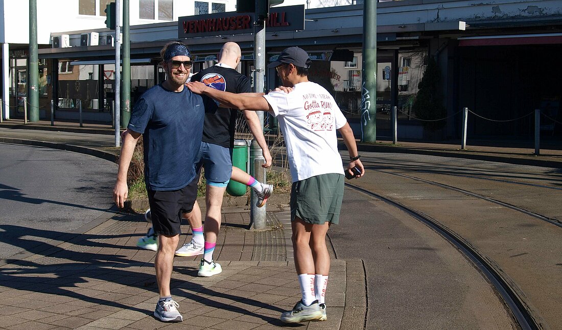 Auf dem Foto sieht man die Sportgruppe beim Aufwärmen