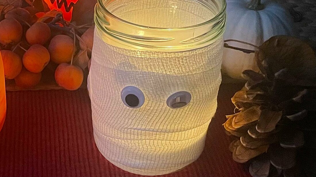 Das fertig leuchtende Mumien-Windlicht