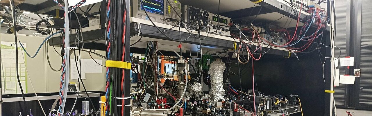 Aufbau des Experimenttisches: mehrere Ebenen mit Messgeräten, vielen Spiegeln, Kabeln und Lasern (Foto: Anastassija Sheremet) Aufbau des Experimenttisches: mehrere Ebenen mit Messgeräten, vielen Spiegeln, Kabeln und Lasern