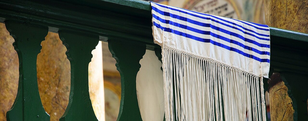Liza ruft - Portrait einer jüdischen Partisanin (Foto: Pixabay) Ein blau-weißer Schal hängt über einem Geländer.