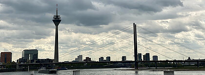 Auf dem Bild hat man den Blick auf das Rheinufer in Düsseldorf (Foto: Noah Schmitt)
