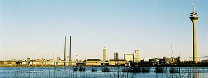 Der Rhein in Düsseldorf. Im Hintergrund der Fernsehturm.