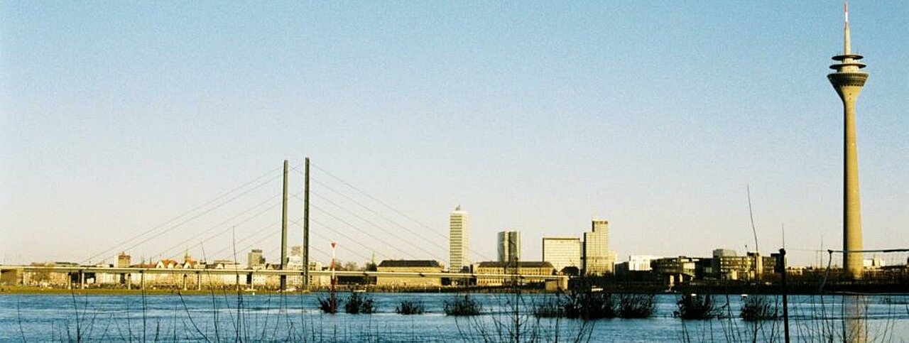 Der Rhein in Düsseldorf. Im Hintergrund der Fernsehturm.