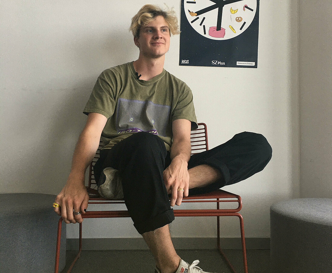 (Foto: Andreas Meske) Auf dem Foto sieht man Maxi Kisters, der auf einem Stuhl sitzt und zur Seite schaut.