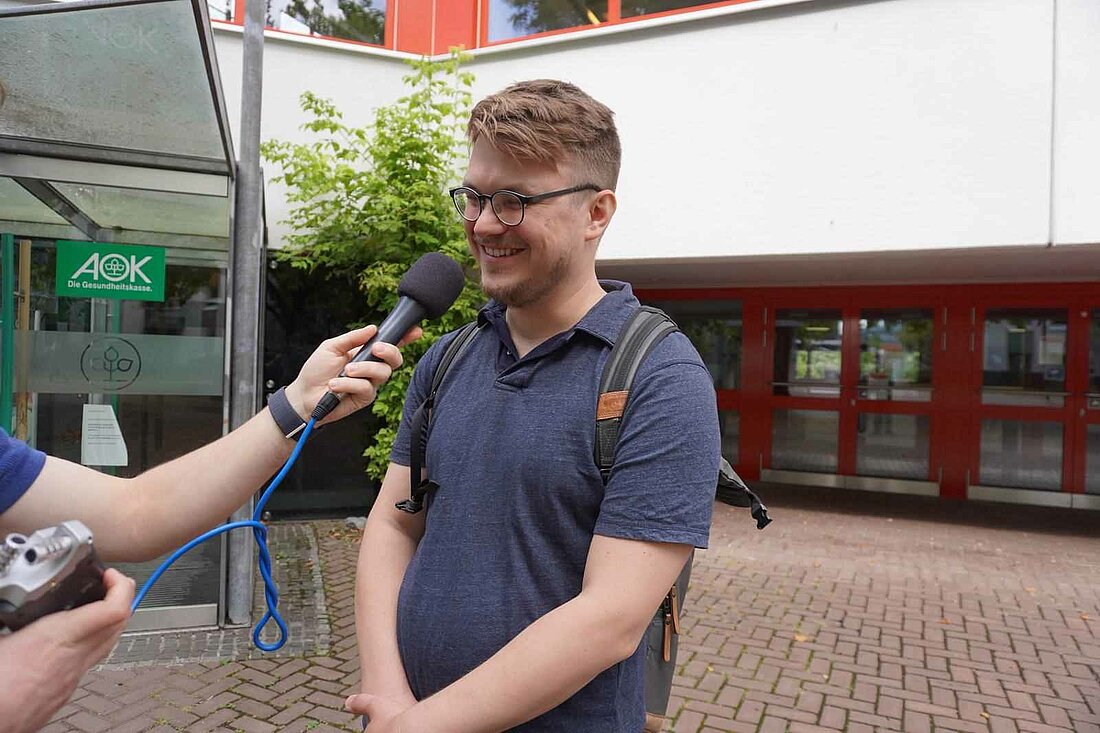 Auf dem Bild sieht man den Student Lukas Sievert, der von hochschulradio düsseldorf interviewt wird (Foto: Katie Hamed)