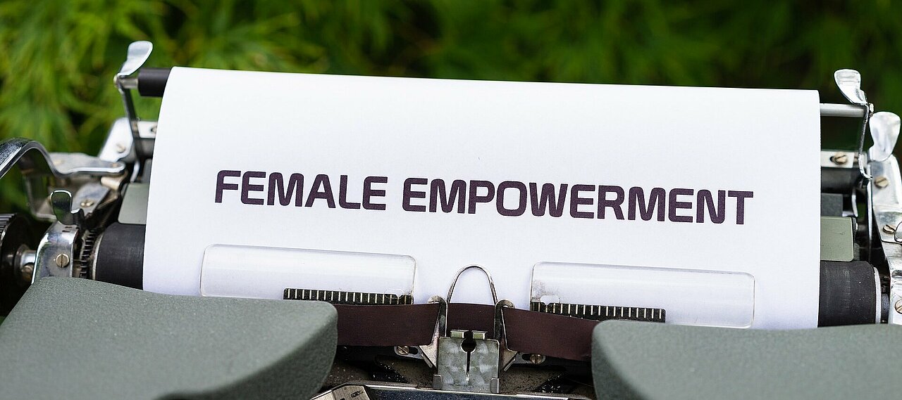 Schreibmaschine mit "Female Empowerment" Schriftzug