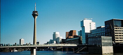 Auf dem Bild ist der Rhein und der Rheinturm zu sehen.