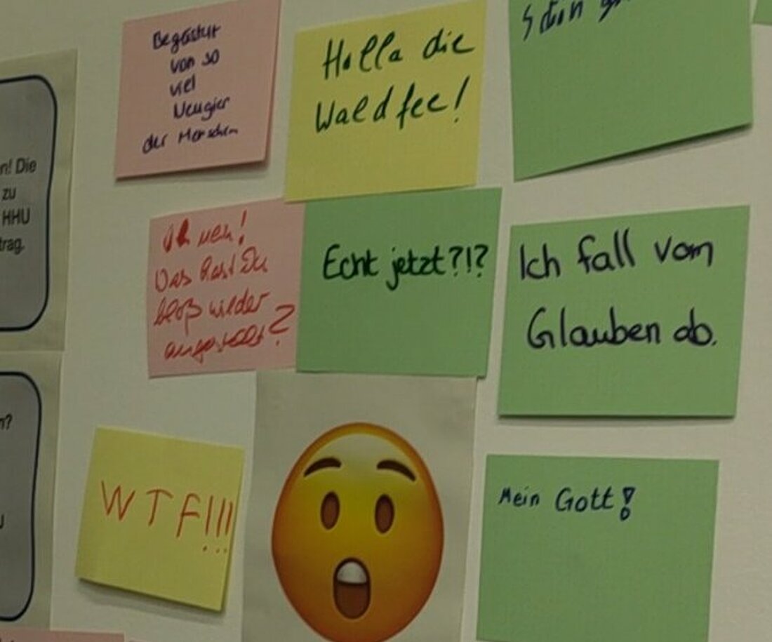 Auf dem Bild sind verschiedene emojis zu sehen. Um die Emojis herum sind bunte Zettel, auf denen sind Emotionen und Sprichwörter zu den Emojis gesammelt.