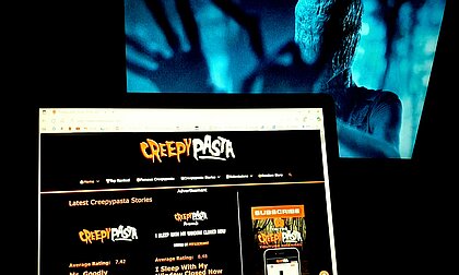 Man sieht zwei Bildschirme im Dunkeln, Links: Creepypasta.com, Rechts: Slenderman