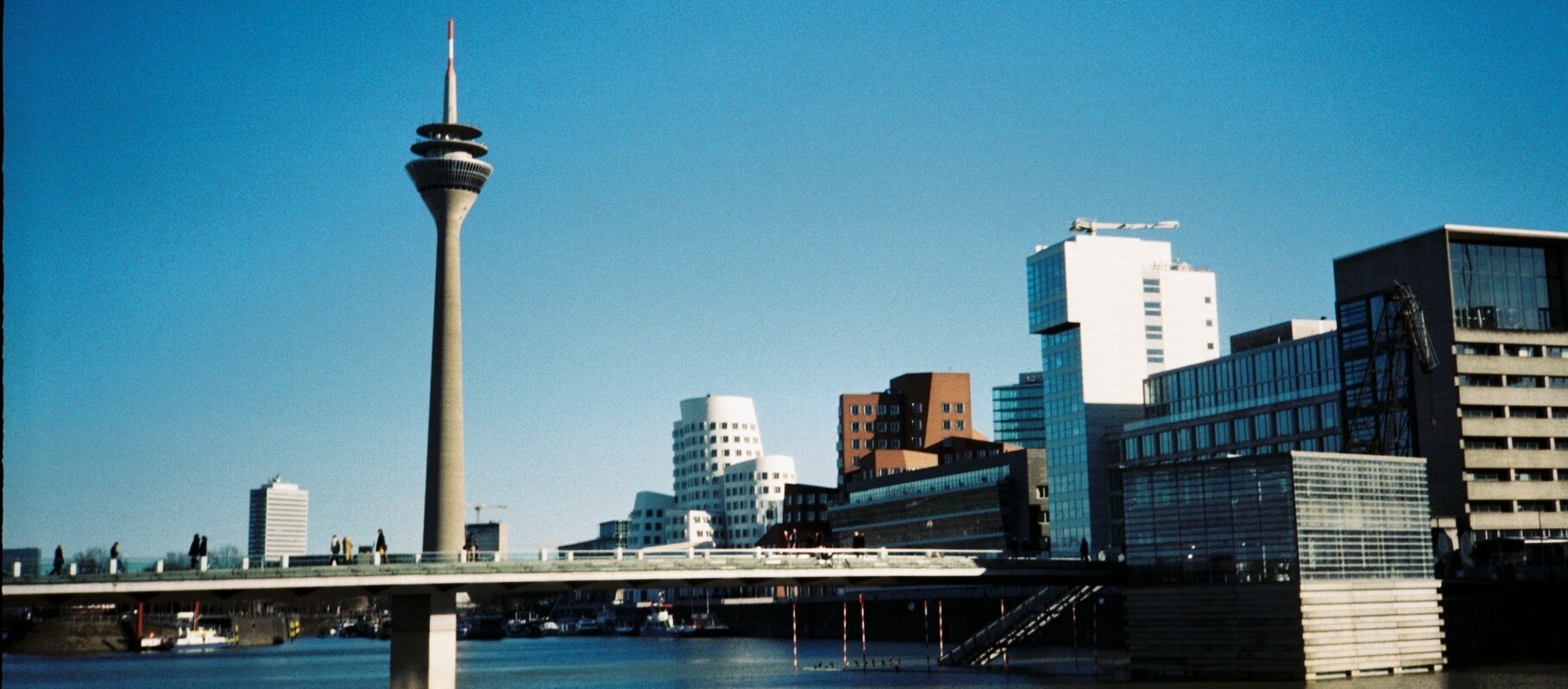 Auf dem Bild sieht man den Medienhafen in Düsseldorf bei blauem Himmel (Foto: Michelle Pieczyk)