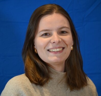 (Foto: Andreas Meske) Auf dem Foto sieht man Valeska vor einem blauen Hintergrund