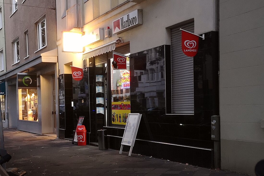 Man sieht ein Düsseldorfer Kiosk von aussen.