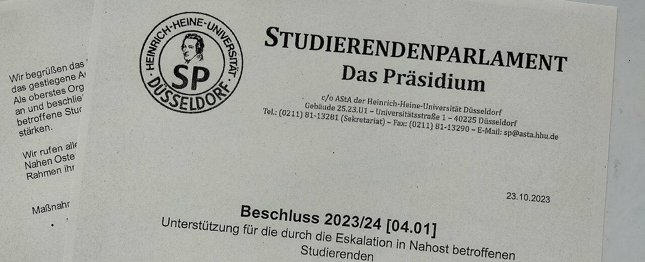 Zu sehen ist der ausgedruckte Beschluss des Studierendenparlaments