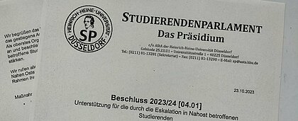 Zu sehen ist der ausgedruckte Beschluss des Studierendenparlaments