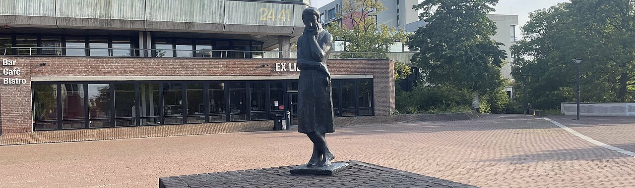 Heinrich Heine Statur vor der Bibliothek