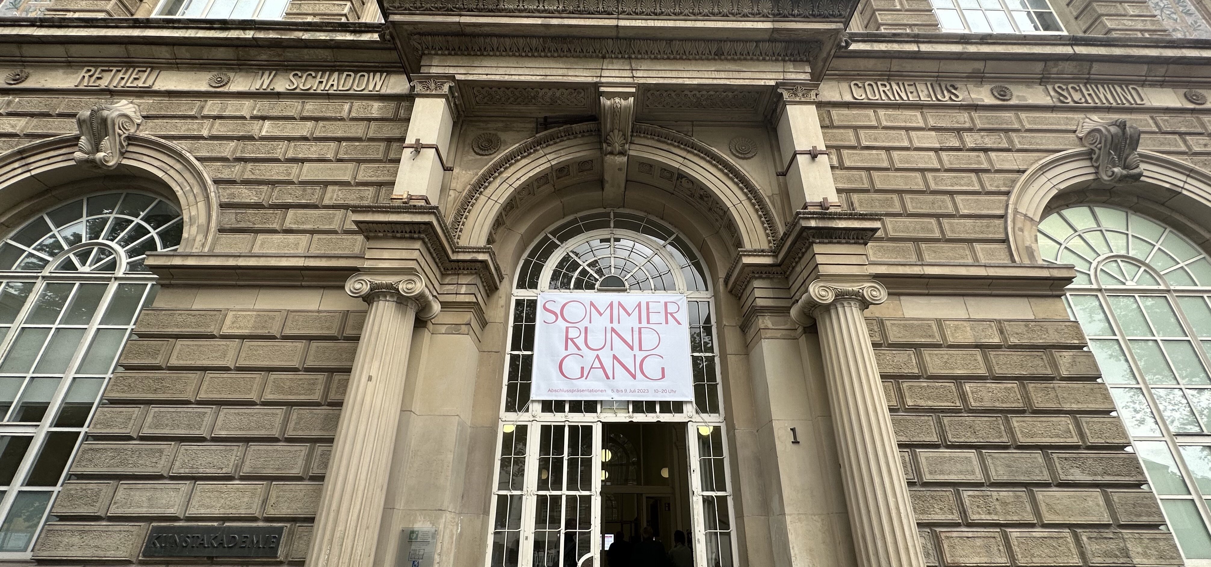Der Sommerrundgang an der Kunstakademie Düsseldorf (Foto: Wiebke Howestädt) Man sieht den Eingang der Kunstakademie Düsseldorf