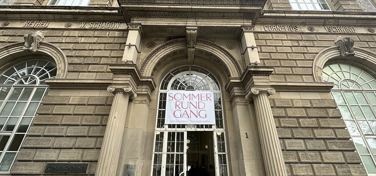 Der Sommerrundgang an der Kunstakademie Düsseldorf (Foto: Wiebke Howestädt) Man sieht den Eingang der Kunstakademie Düsseldorf