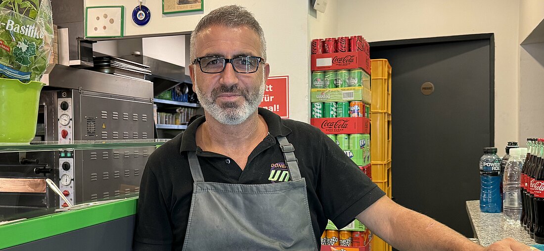 Auf dem Bild sieht man den Mitarbeiter des Dönerladens, Metin.