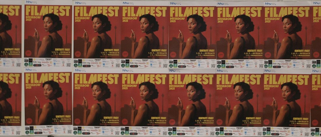 Auf dem Foto sieht man viele Filmfest Plakate aneinandergereiht hängen