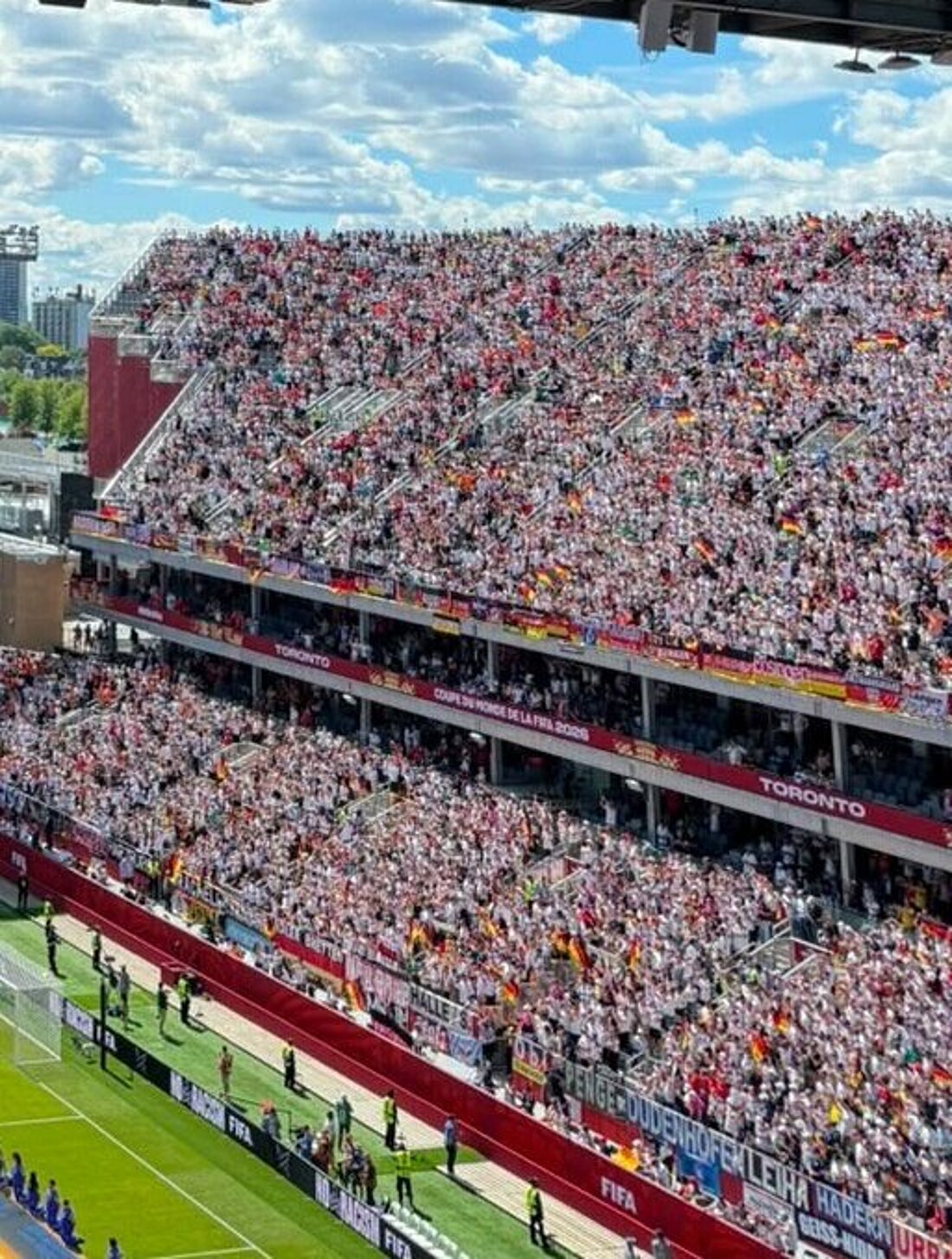Auf dem Bild sieht man Fans auf einer Tribüne.