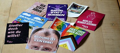 Auf dem Bild sieht man die verschiedenen Sticker von den Listen die bei der SP-Wahl antreten (Foto: Andreas Meske)