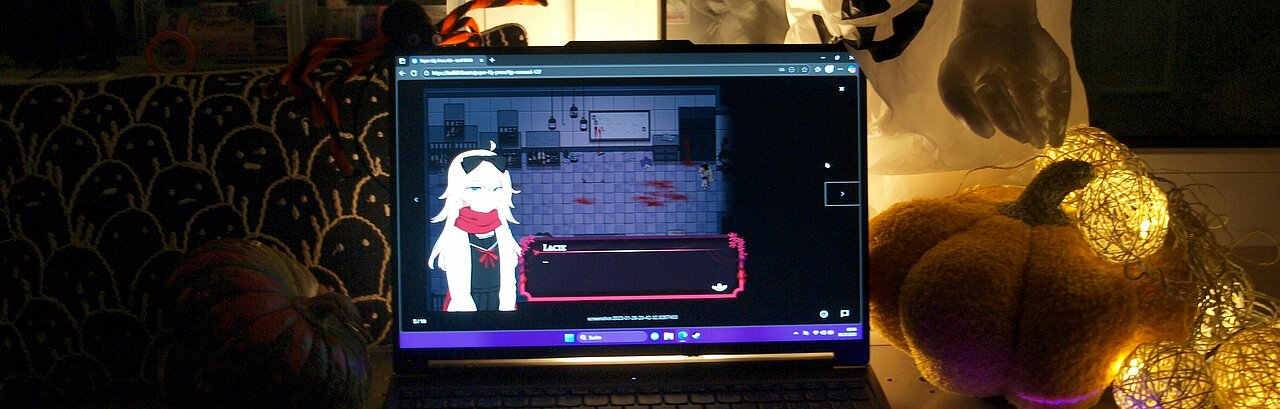 Ein Gaming Setup mit Halloween Deko drumherum.