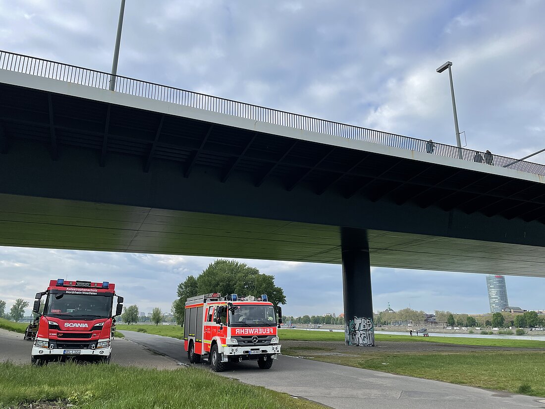 Man sieht Übungen des Katastrophenschutzes und der Feuerwehr am Rhein in Düsseldorf.