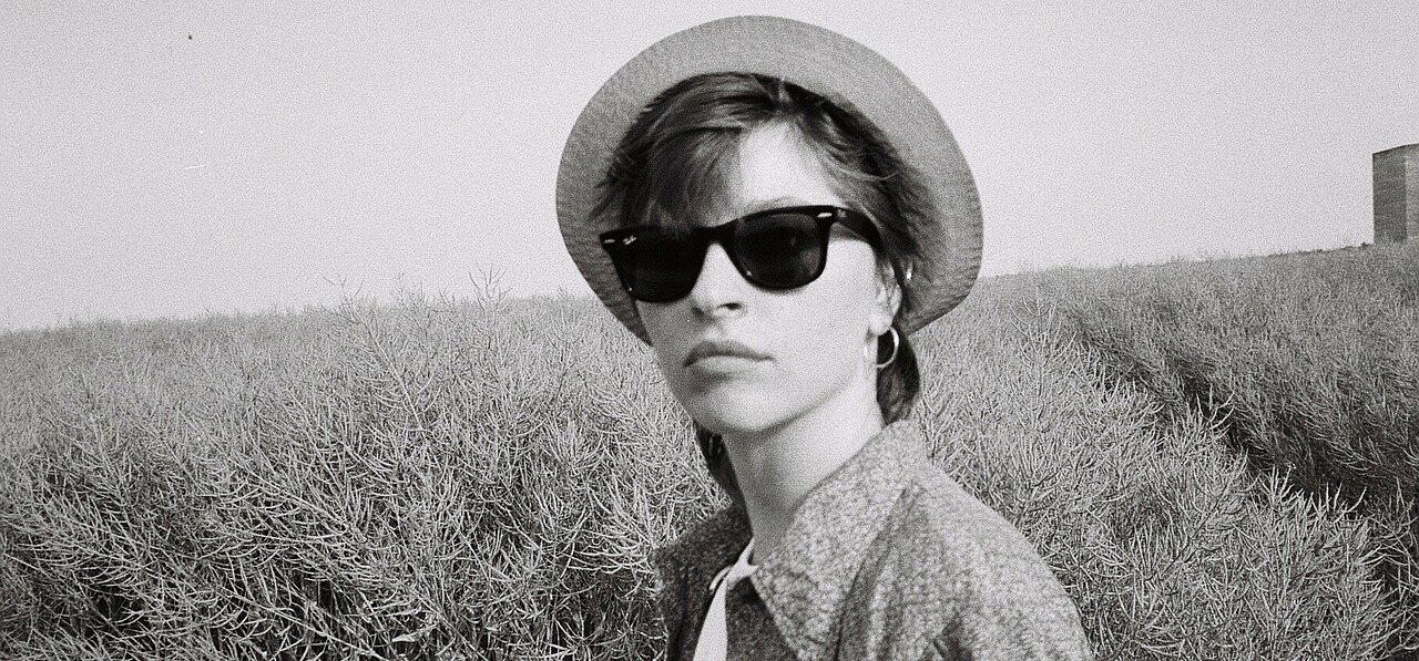 Keta tritt beim diesjährigen Sommerkult auf (Foto:Keta Gavasheli) Zu sehen ist eine junge Frau mit Sonnenbrille und Hut