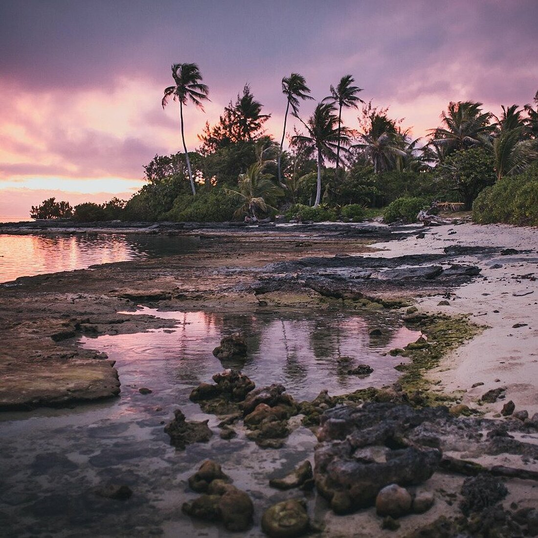 Auf dem Bild sieht man den Sonnenuntergang an einem thailändischen Strand
