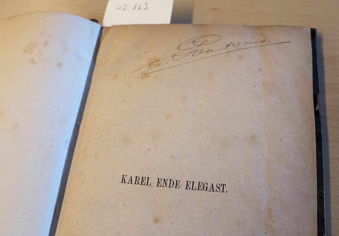 Zu sehen ist ein Buch mit der Inschrift "Karel Ende Elegast"
