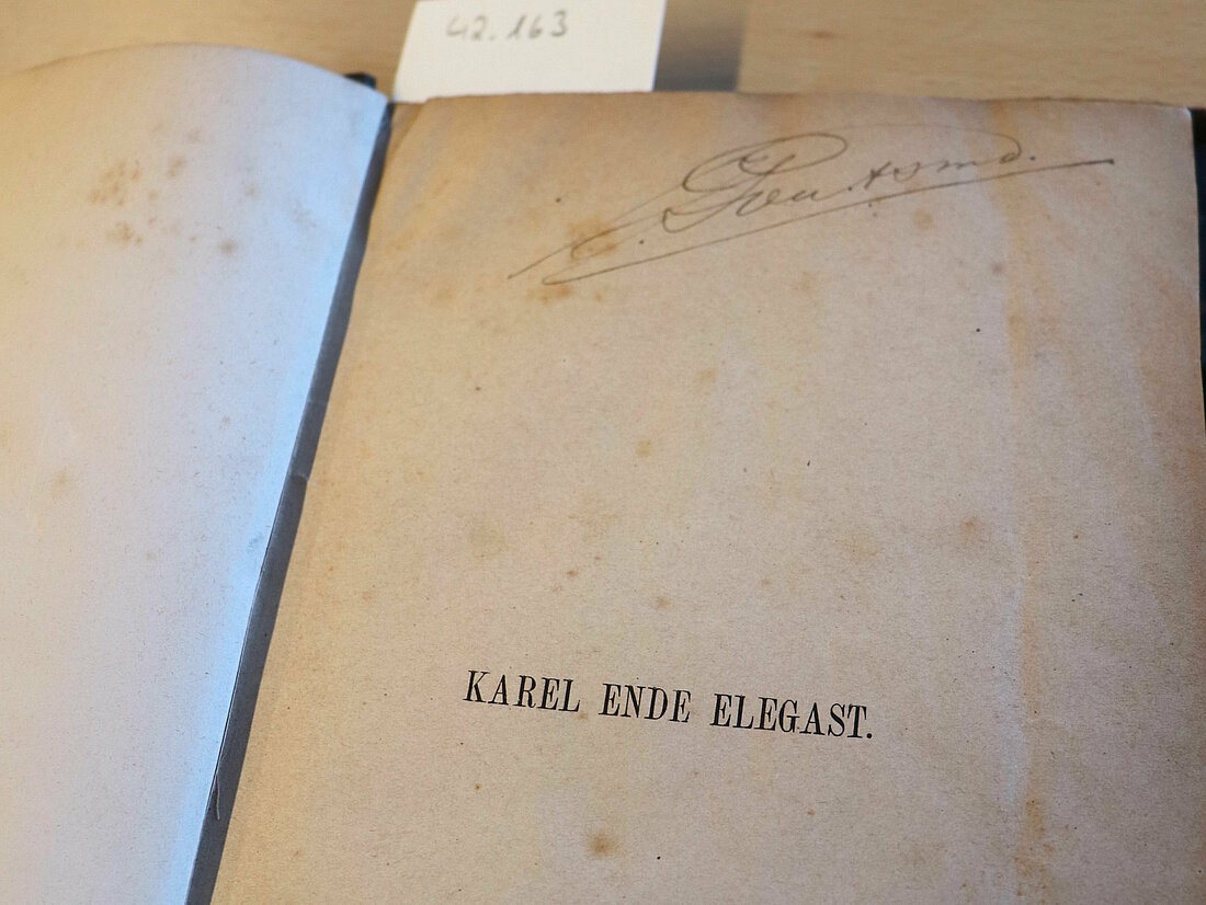 Zu sehen ist ein Buch mit der Inschrift "Karel Ende Elegast"