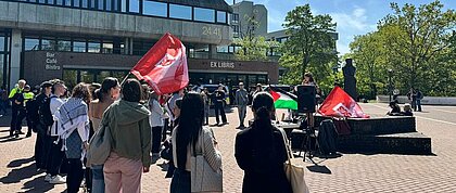 Auf dem Foto sieht man die Kundgebung des SDS auf dem Campus der HHU