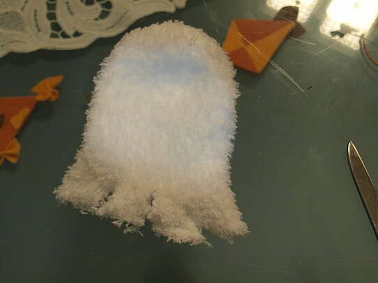 Eine halbe weiße Socke, die die Form eines Geistes annimmt.