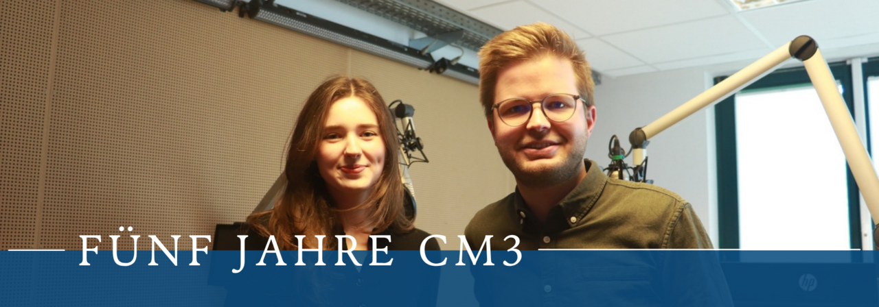 Auf dem Foto sieht man Tim Neumann und Charlotte Eickenberg im Studio von hochschulradio düsseldorf