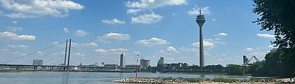 Zu sehen ist die Düsseldorfer Skyline vom Rheinstrand aus.