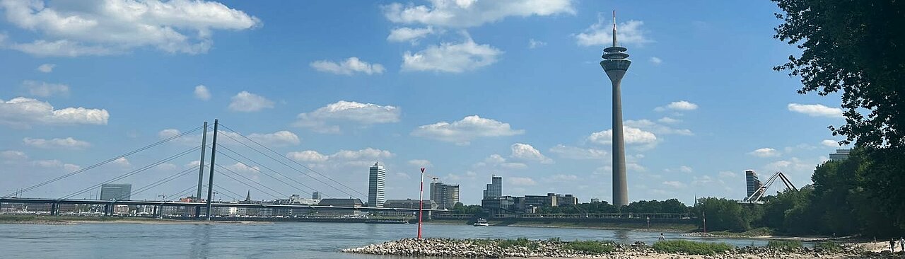 Zu sehen ist die Düsseldorfer Skyline vom Rheinstrand aus.