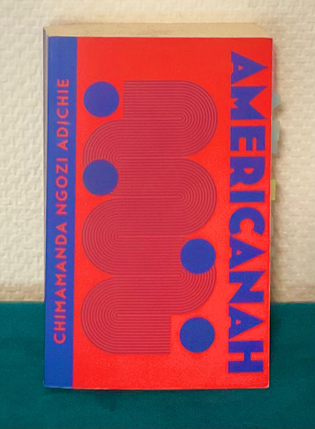 Man sieht das Buchcover des Romans “Americanah”