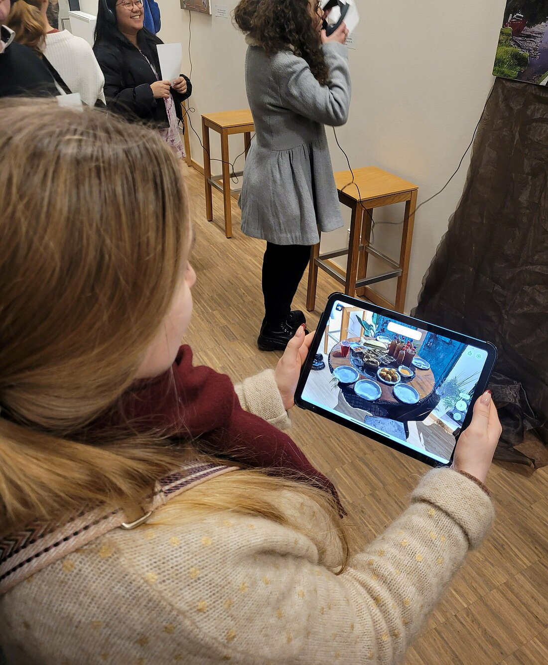 Auf dem Tablet lässt sich eine Augmented-Reality-Installation aufrufen