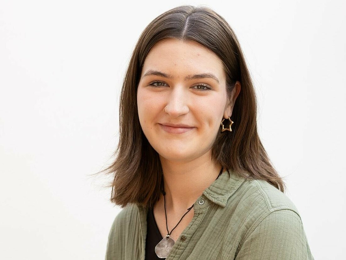 Das Bild zeigt Isabella, die ein Mitglied des feministischen Referats ist und für den Artikel interviewt wurde.