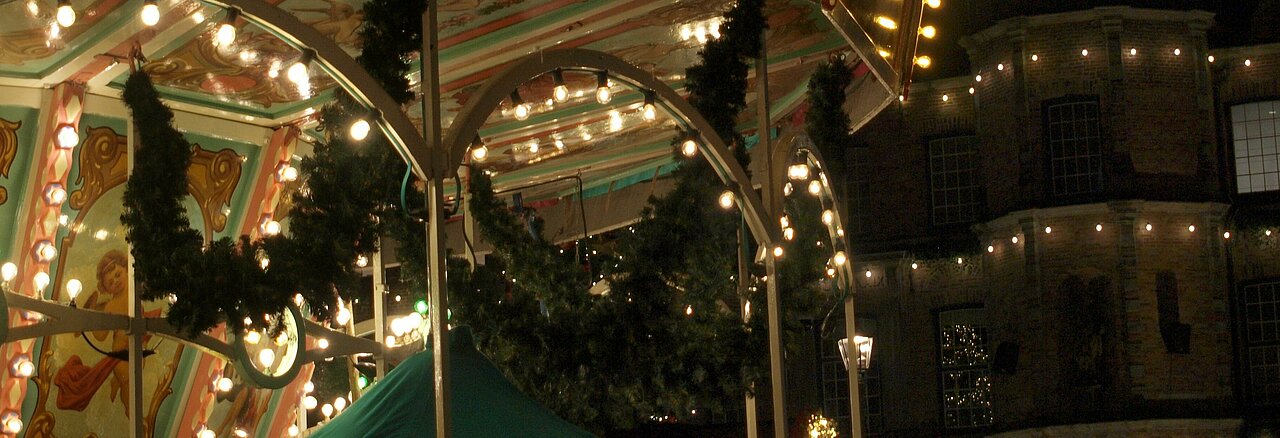 Auf dem Bild sieht man den Weihnachtsmarkt in der Düsseldorfer Altstadt (Foto: Michelle Pieczyk)